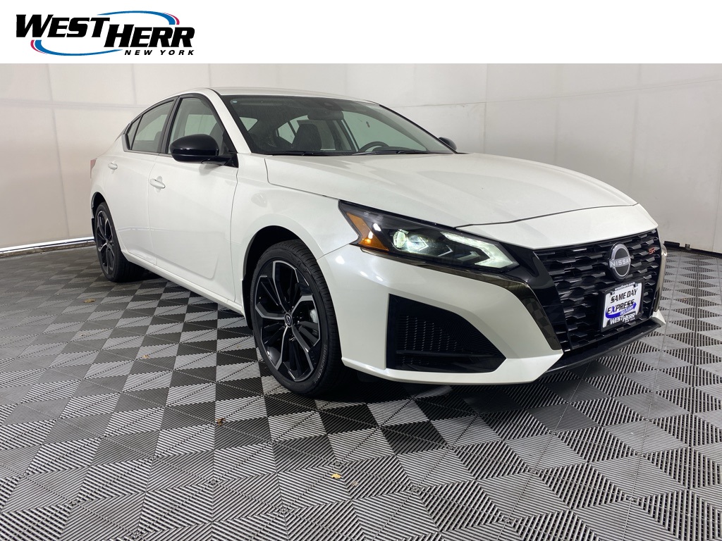 2025 Nissan Altima SR's photo