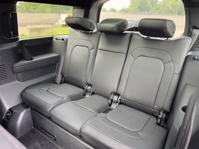 2025 Land Rover Defender 130 X-Dynamic SE photo 11