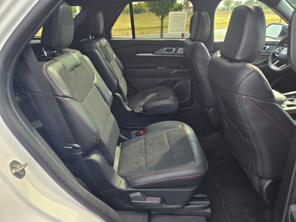 2025 Ford Explorer ST photo 7