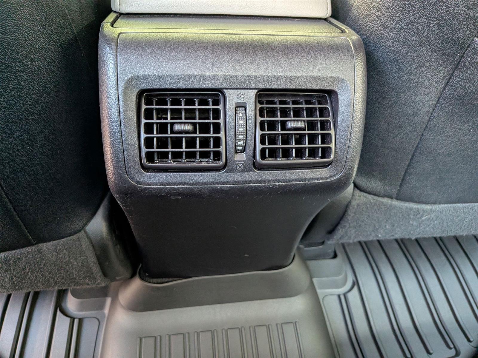 2015 Toyota Camry XSE photo 29