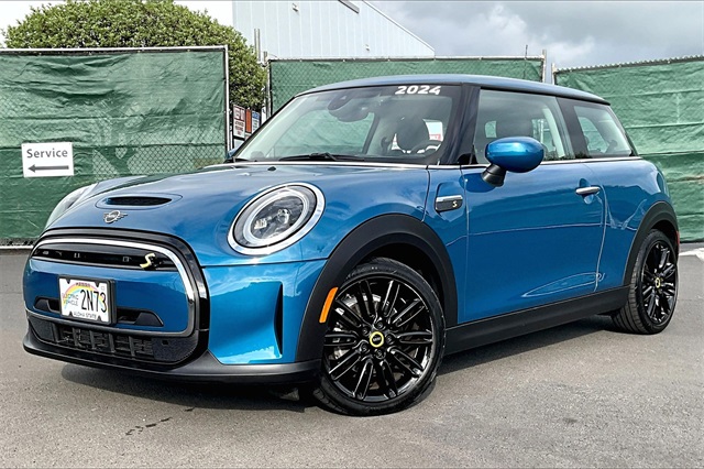 2024 MINI Hardtop 2 Door SE's photo