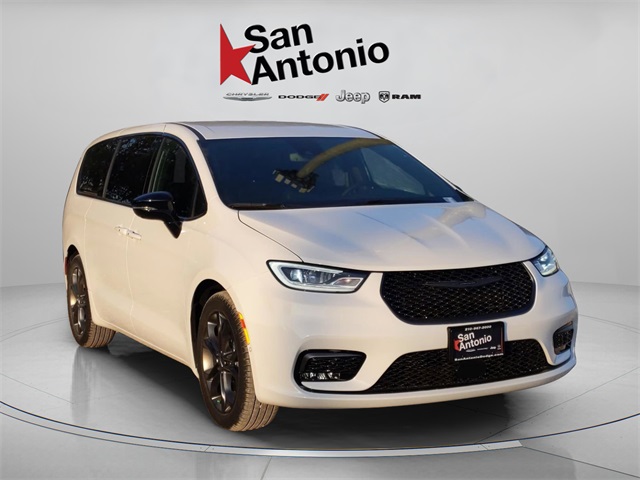 2026 Chrysler Pacifica photo 2