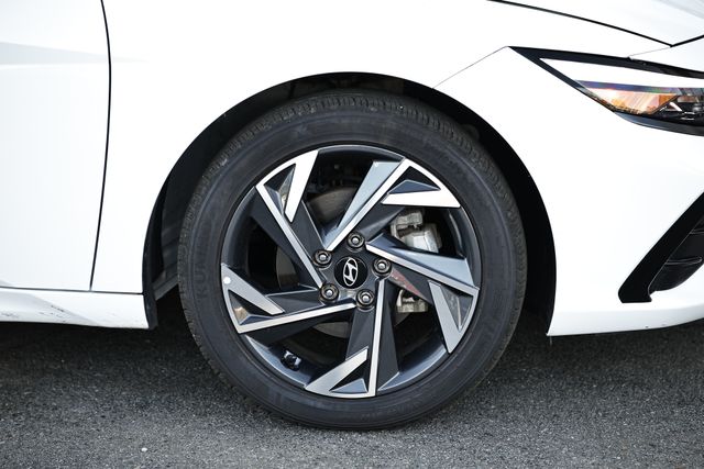 2024 Hyundai Elantra SEL photo 3