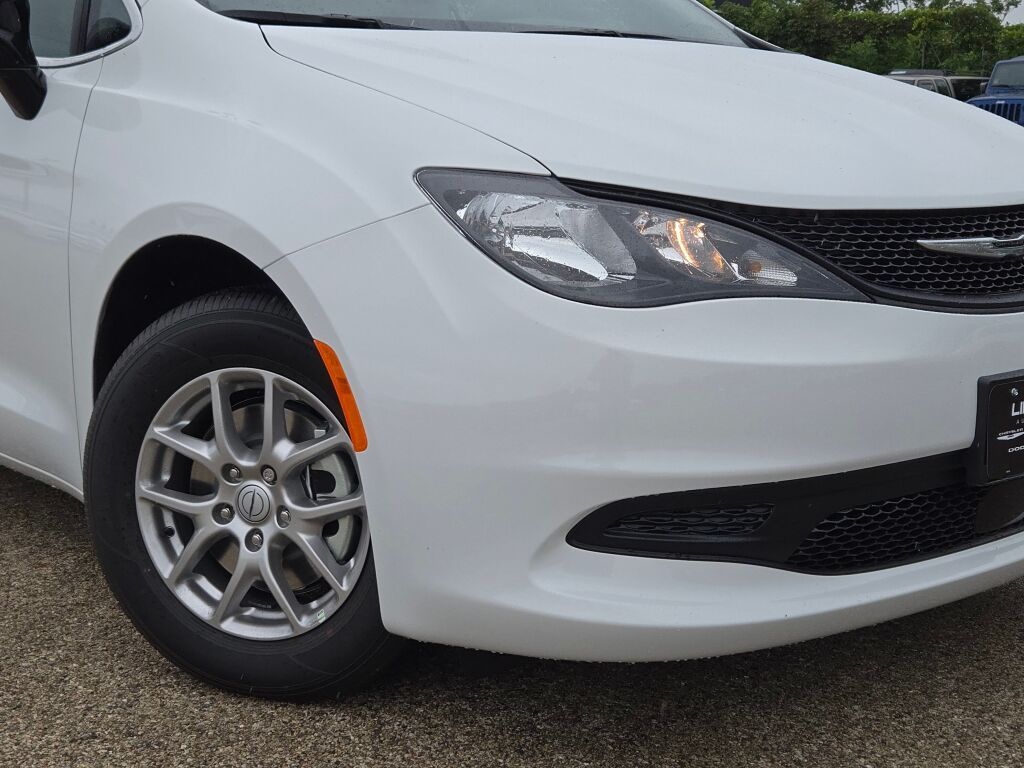 2026 Chrysler Voyager LX photo 3