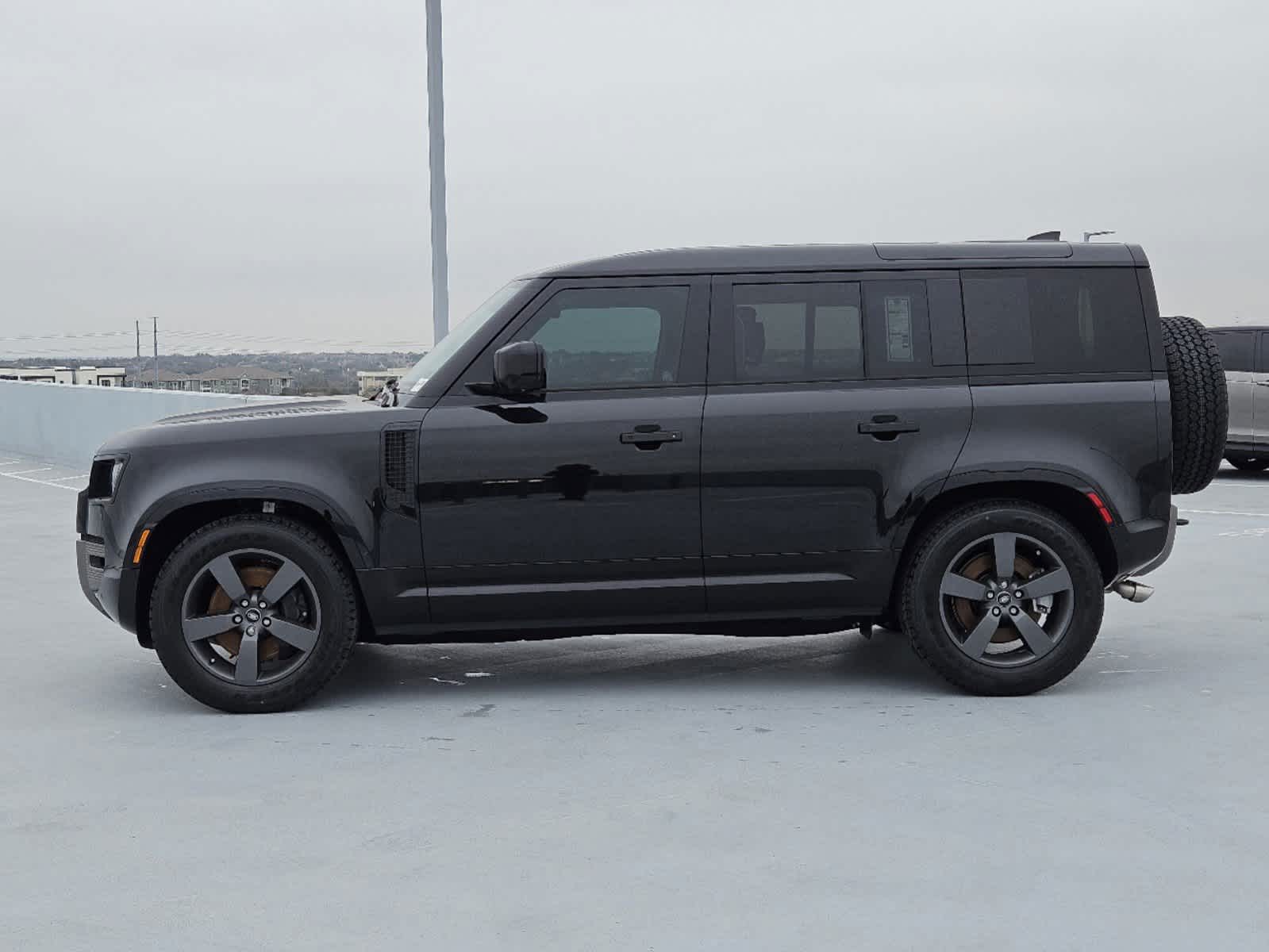 2025 Land Rover Defender 110 X-Dynamic SE photo 4