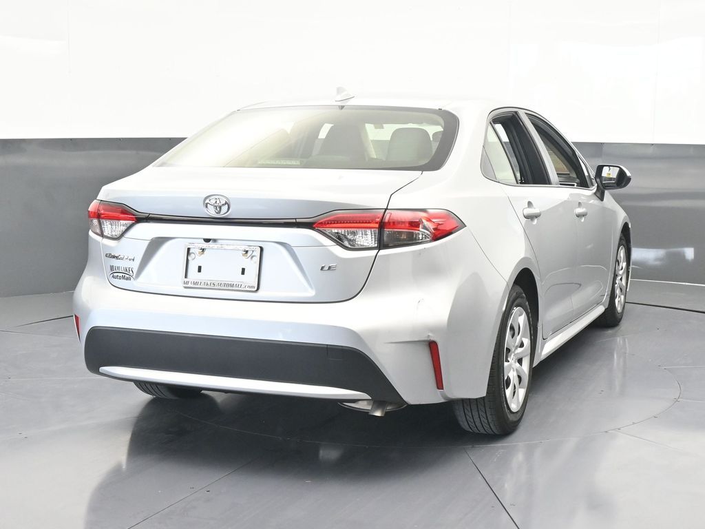 2022 Toyota Corolla LE photo 2