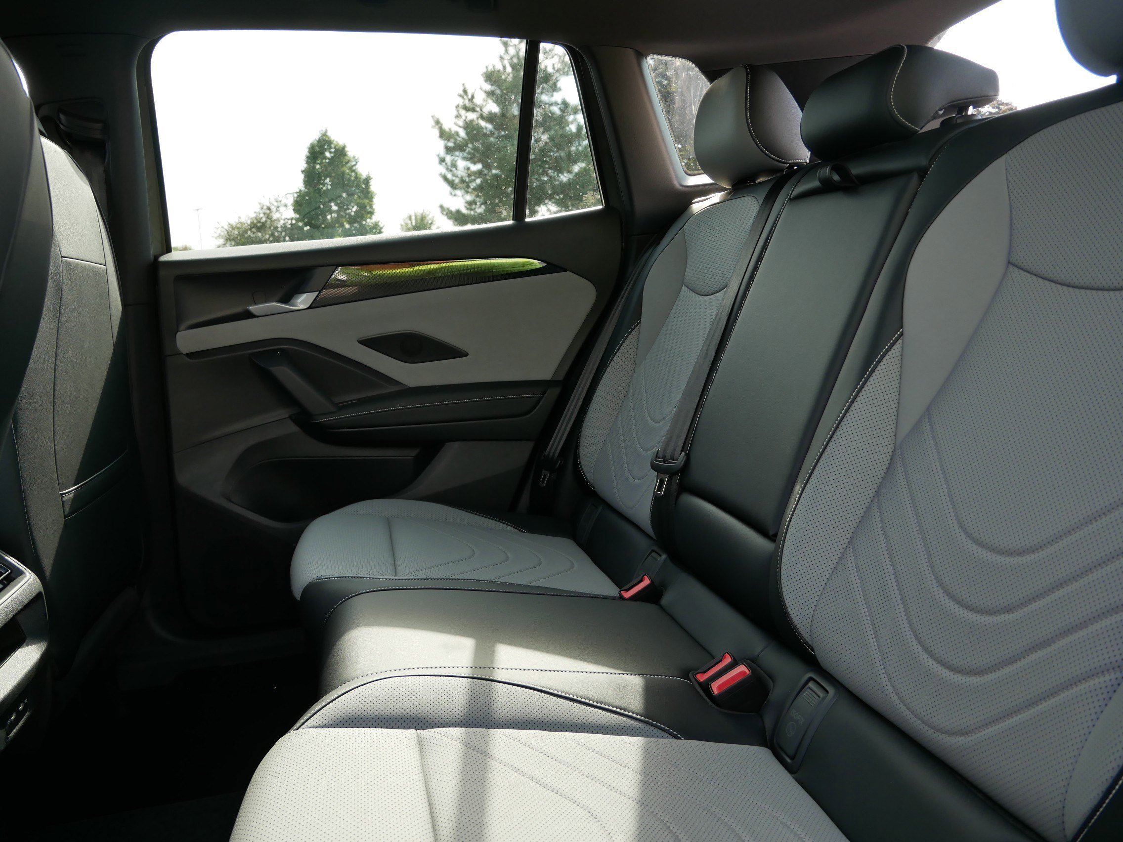 2025 Volkswagen Tiguan SE R-Line Black photo 4