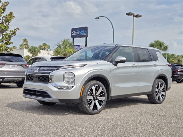 2025 Mitsubishi Outlander SE photo 4