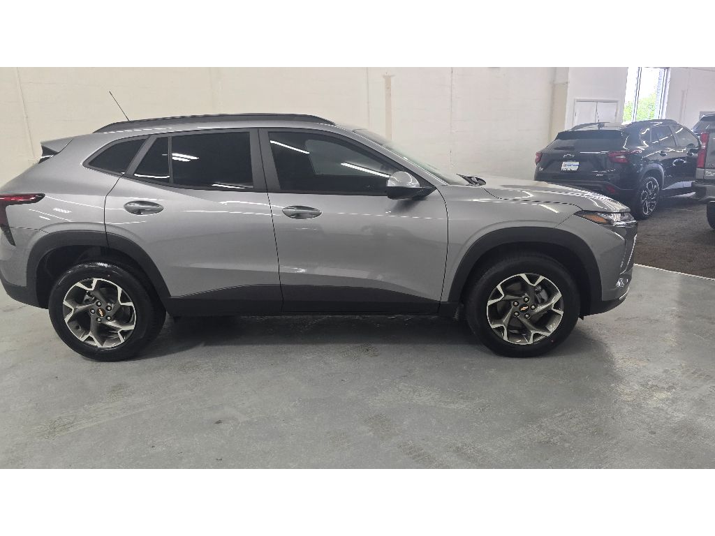 2025 Chevrolet Trax LT photo 3
