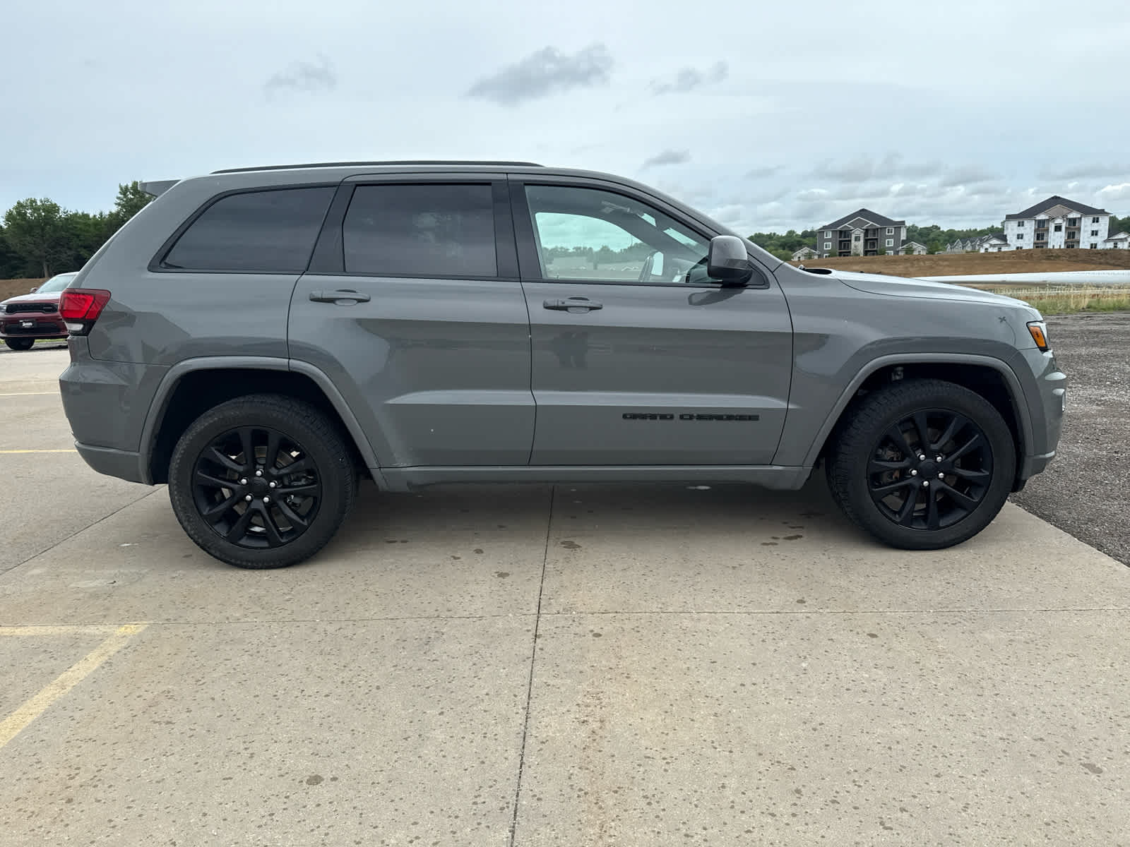 2021 Jeep Grand Cherokee Laredo X photo 2