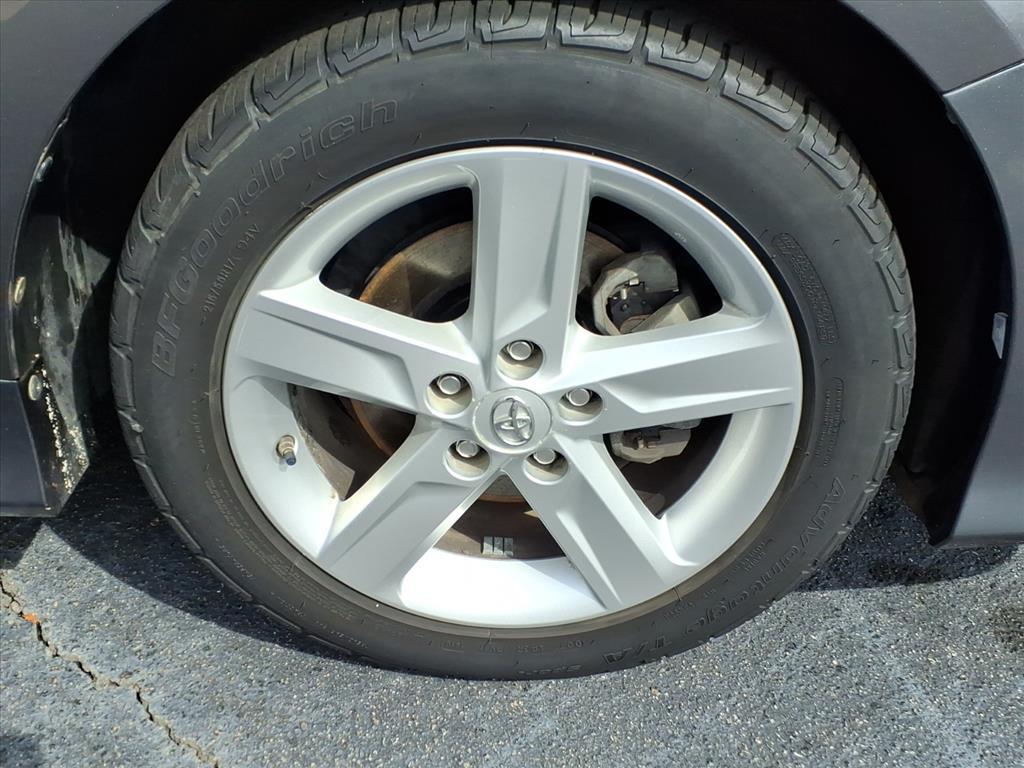 2014 Toyota Camry SE photo 11