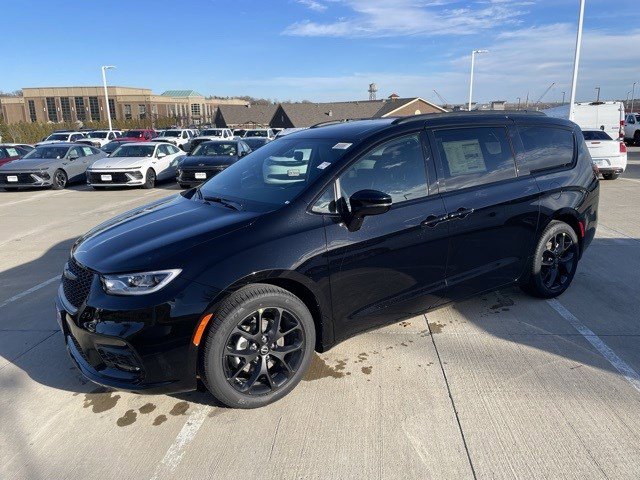 2026 Chrysler Pacifica Select's photo