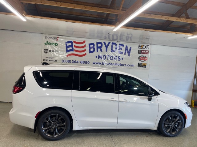 2026 Chrysler Pacifica Select's photo
