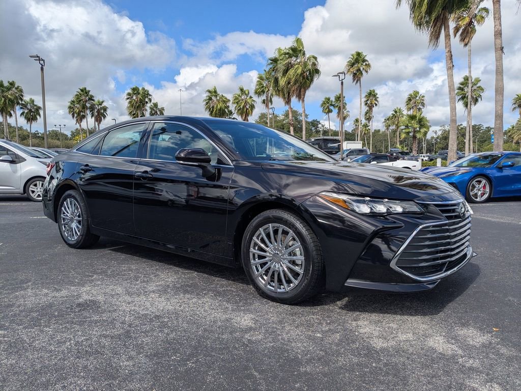 2020 Toyota Avalon XLE Hybrid photo 2