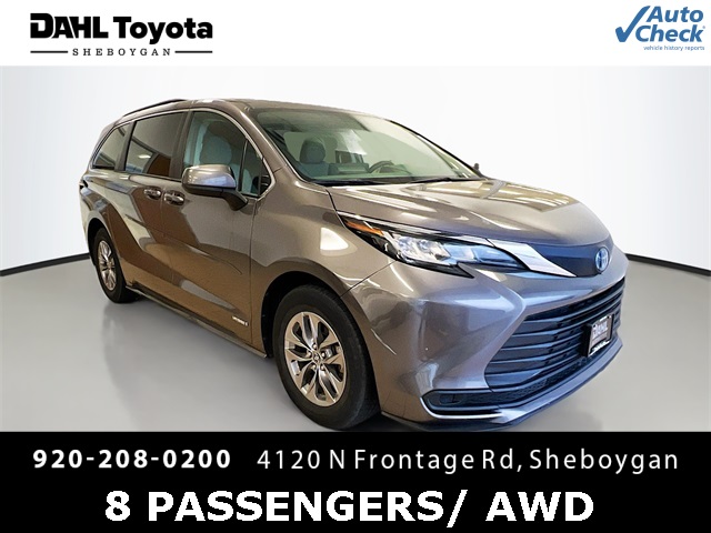 2021 Toyota Sienna LE's photo