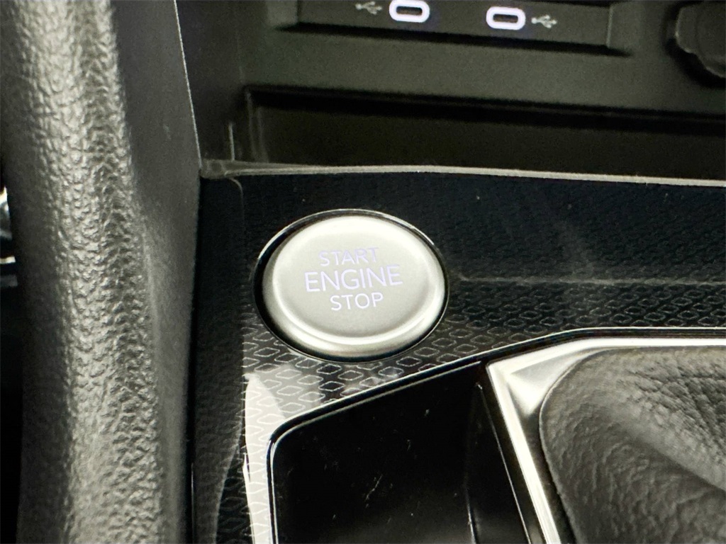 2025 Volkswagen Taos SE photo 32