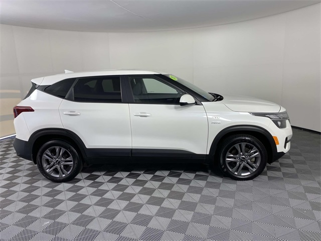 2023 Kia Seltos LX photo 9