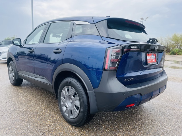 2025 Nissan Kicks S photo 4