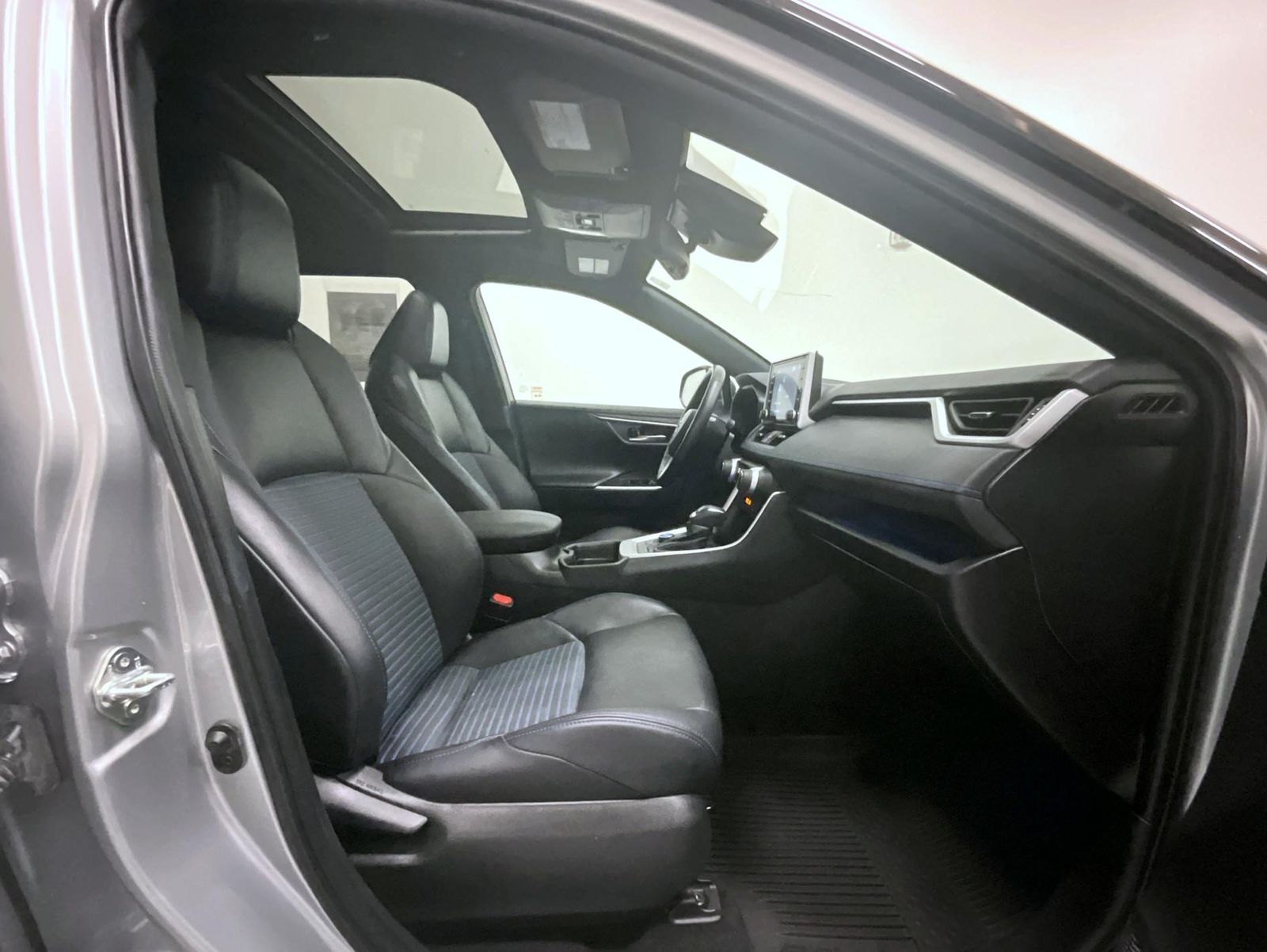 2021 Toyota RAV4 Hybrid XSE photo 15