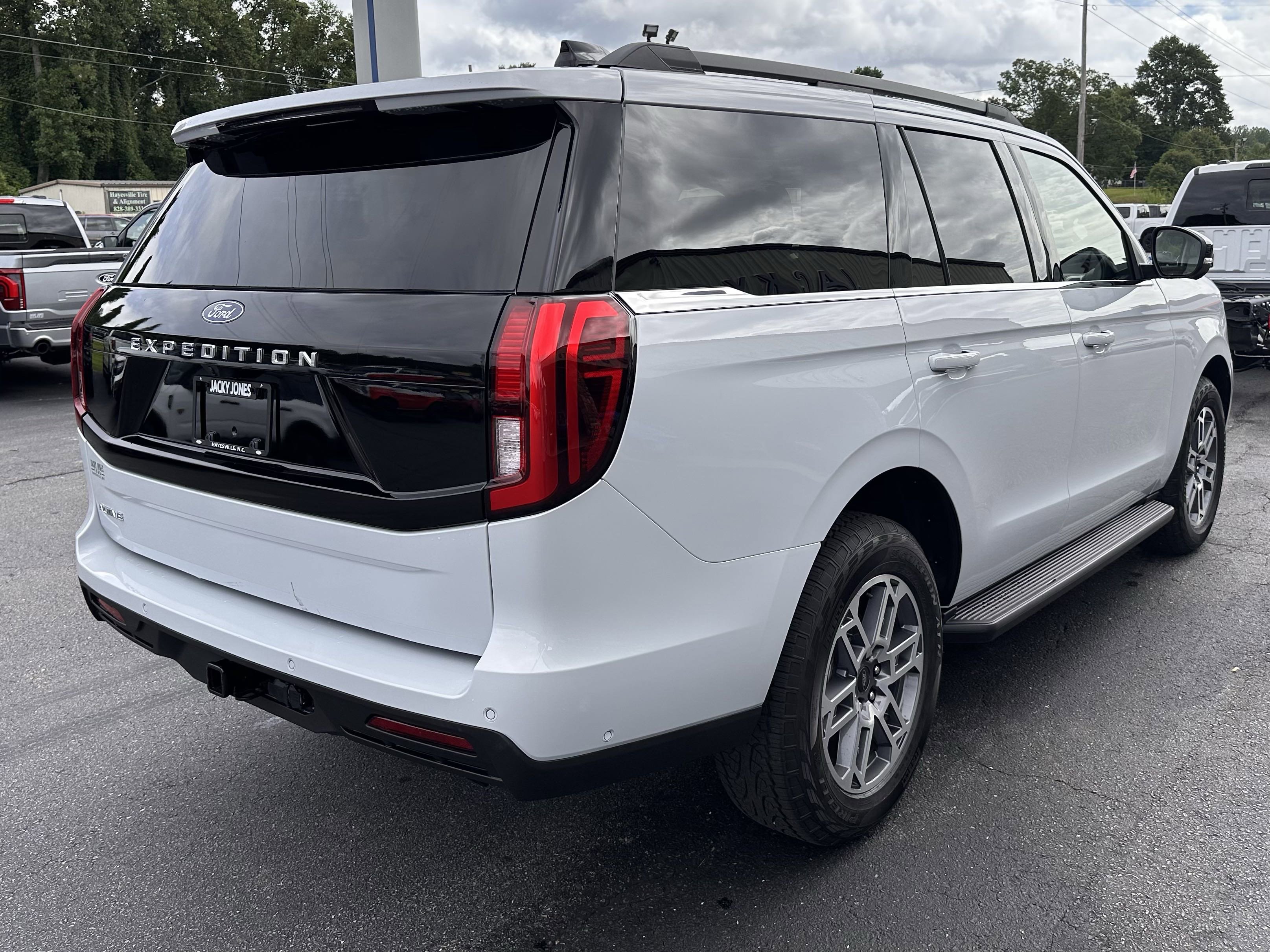 2025 Ford Expedition photo 4