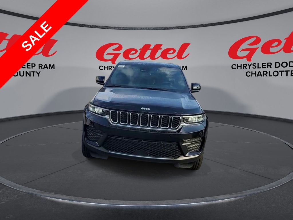2025 Jeep Grand Cherokee Laredo Altitude photo 2