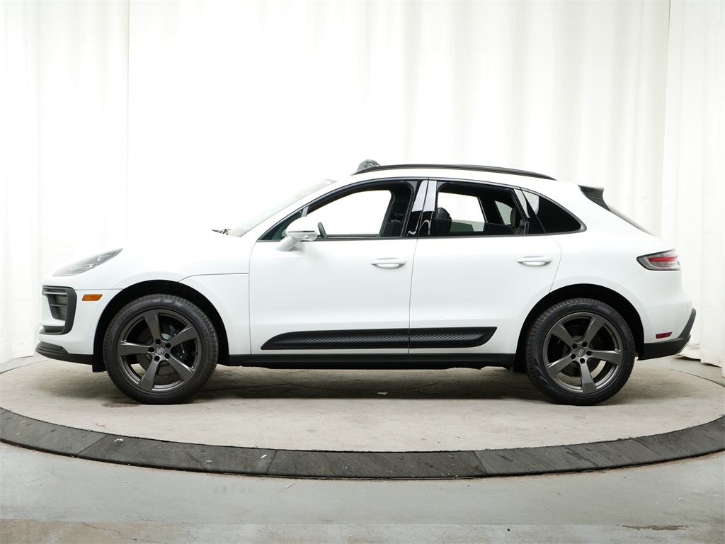 2025 Porsche Macan Base photo 2