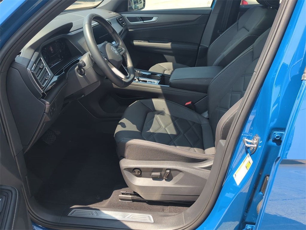 2025 Volkswagen Atlas Cross Sport SEL R-Line photo 15