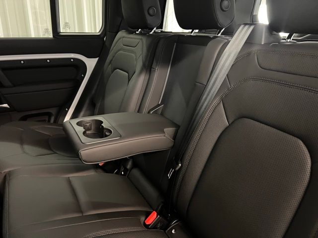 2025 Land Rover Defender 110 S photo 8