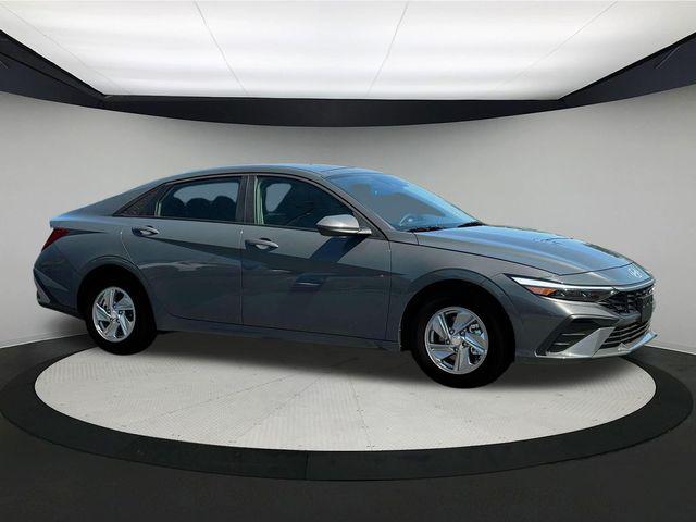 2025 Hyundai Elantra SE photo 2