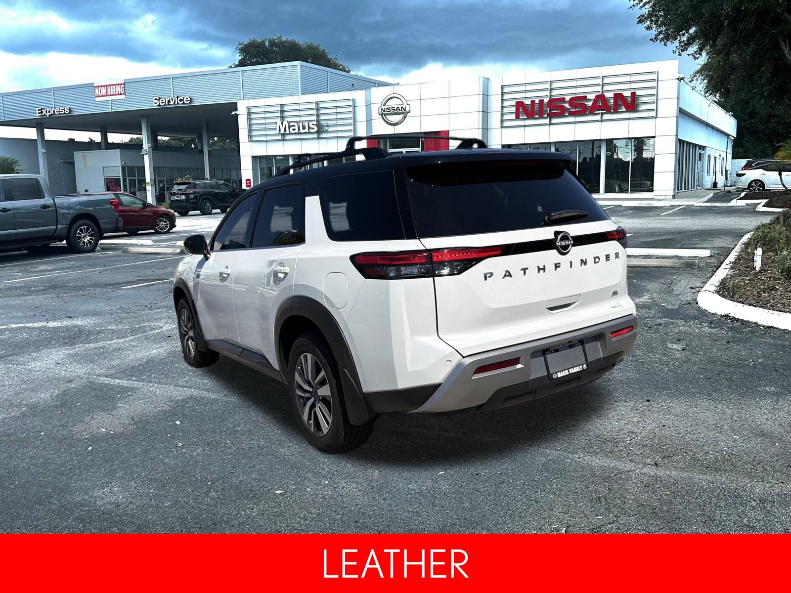 2025 Nissan Pathfinder SL photo 2