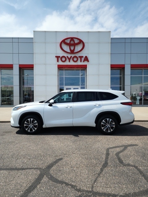 2023 Toyota Highlander XLE photo 2