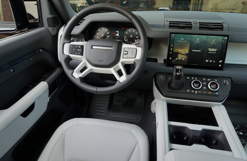 2025 Land Rover Defender 110 S photo 12