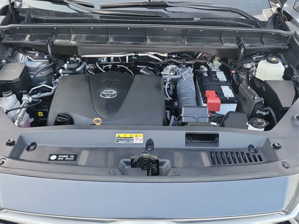 2022 Toyota Highlander LE photo 28