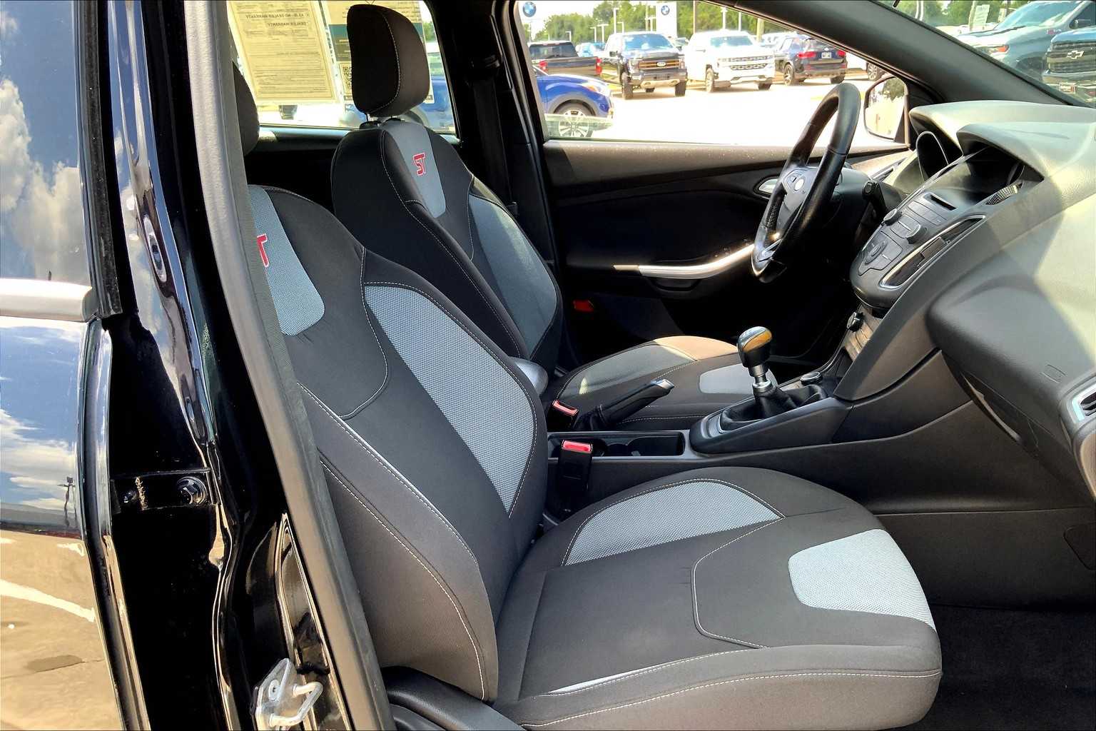 2017 Ford Focus ST photo 8