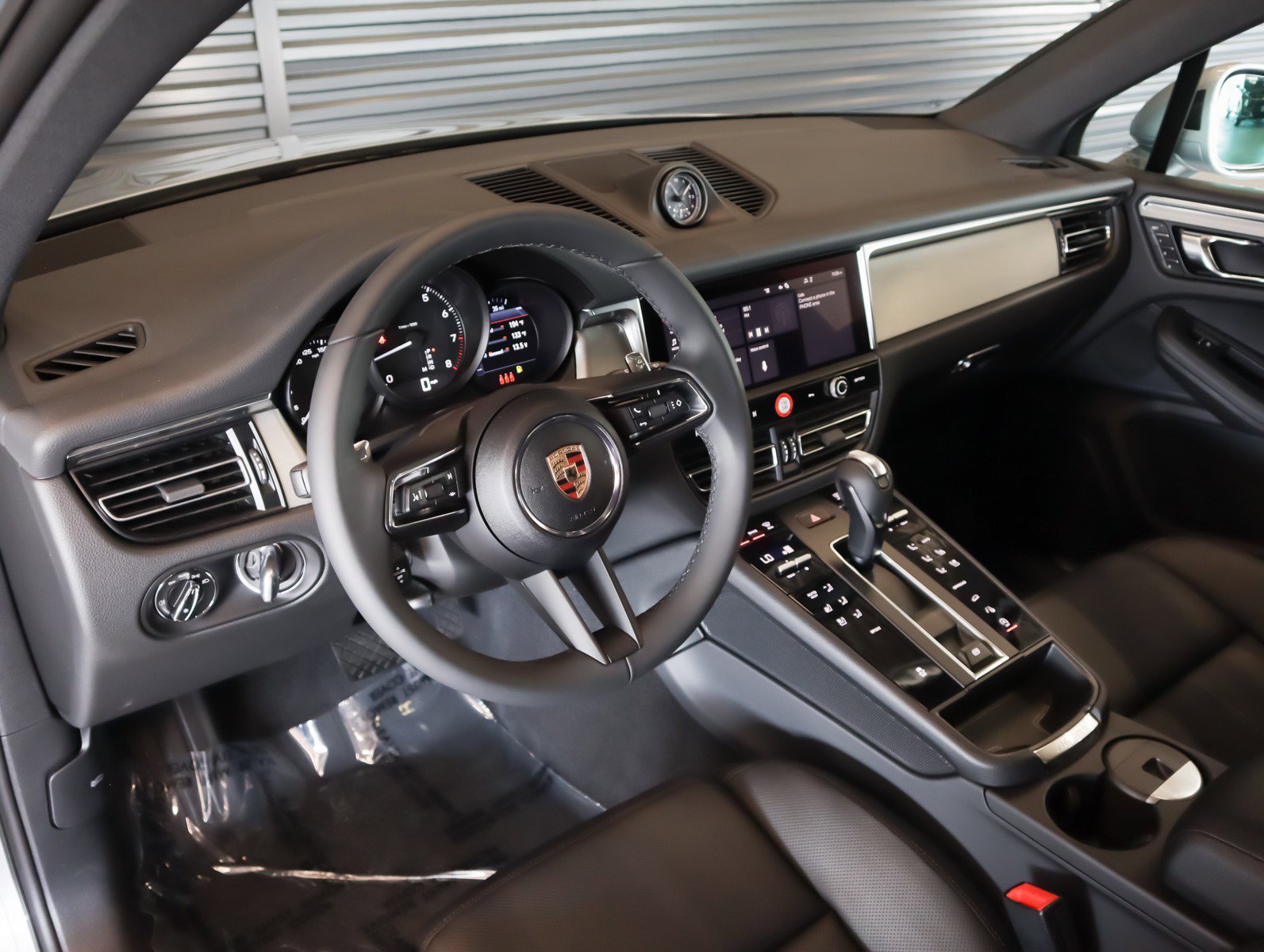 2025 Porsche Macan T photo 4