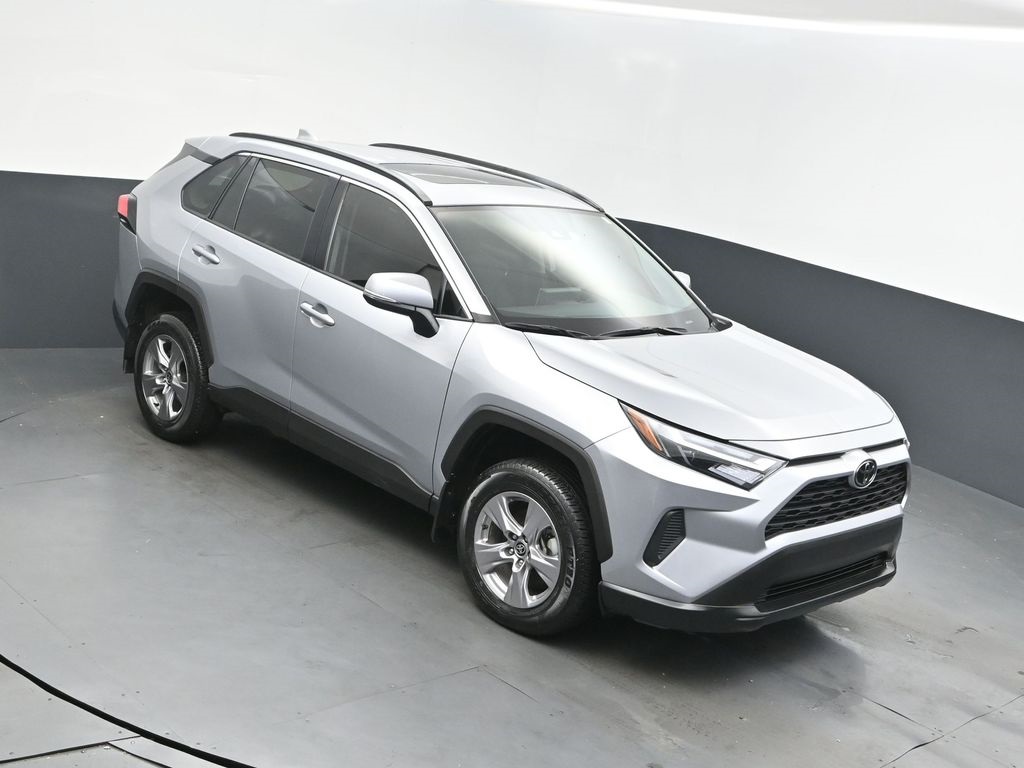 2025 Toyota RAV4 XLE's photo