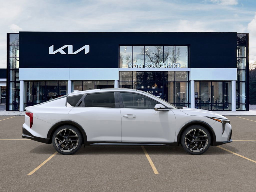 2025 Kia K4 GT-Line photo 2