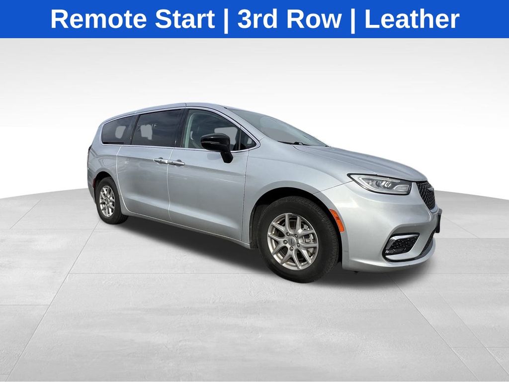 2024 Chrysler Pacifica Touring L's photo