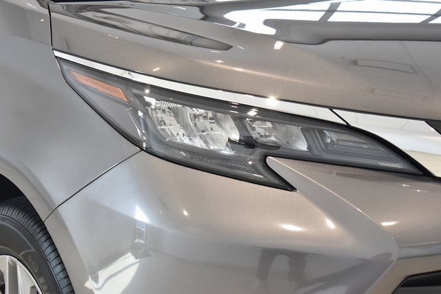 2024 Toyota Sienna LE photo 2