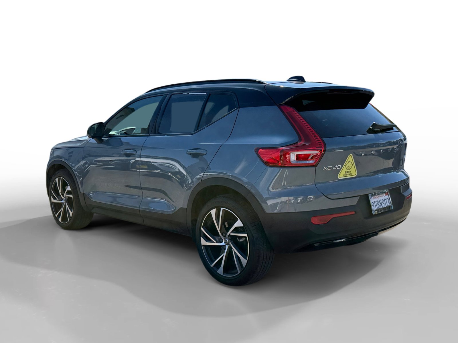 2022 Volvo XC40 R-Design photo 2