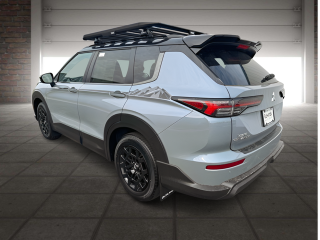 2025 Mitsubishi Outlander SE photo 4