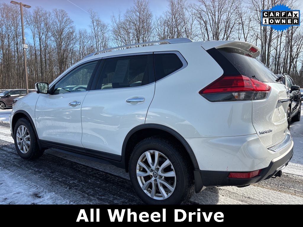 2017 Nissan Rogue SV photo 2