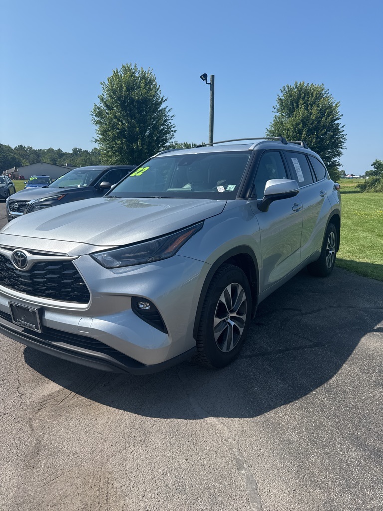 2022 Toyota Highlander XLE photo 2
