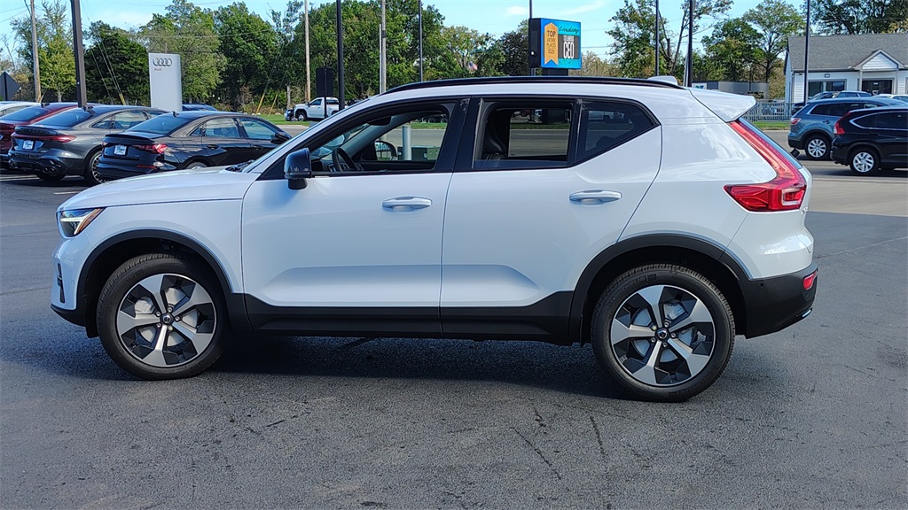 2026 Volvo XC40 Plus photo 4