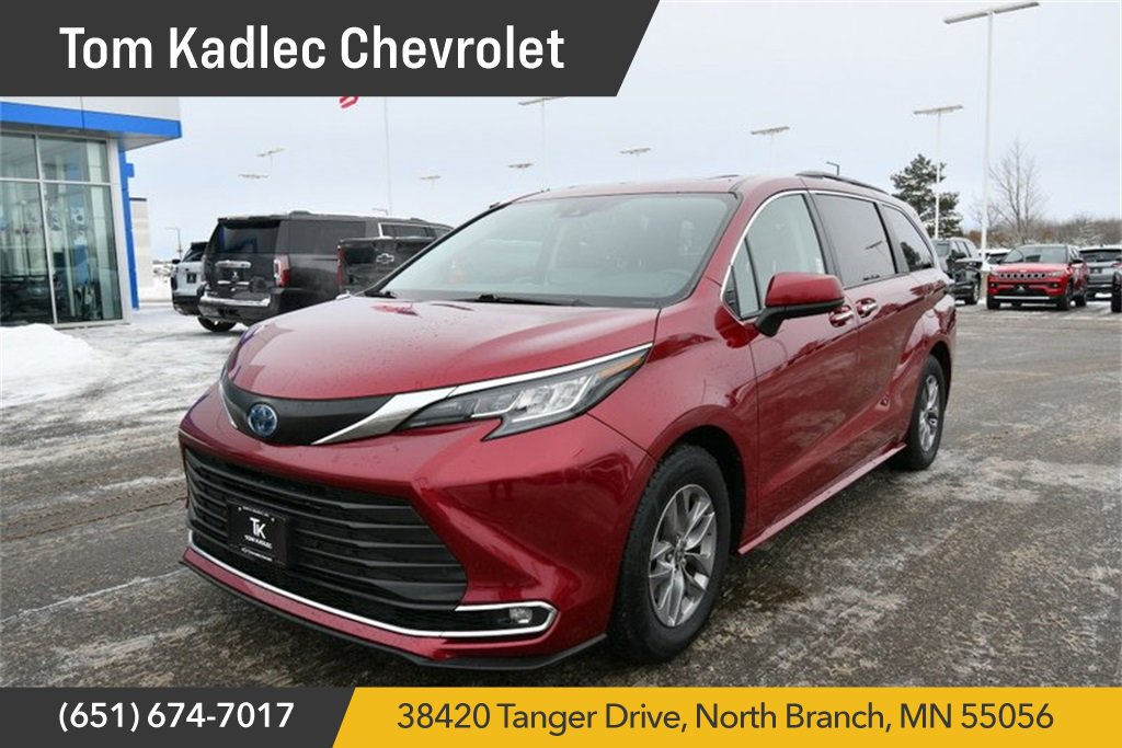 2023 Toyota Sienna XLE's photo