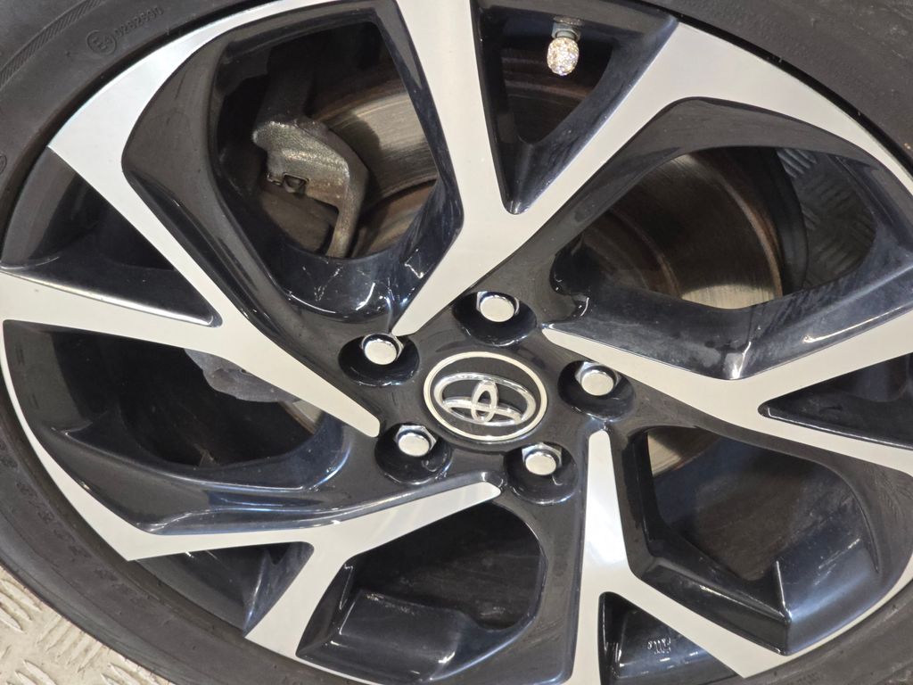 2019 Toyota C-HR XLE photo 10