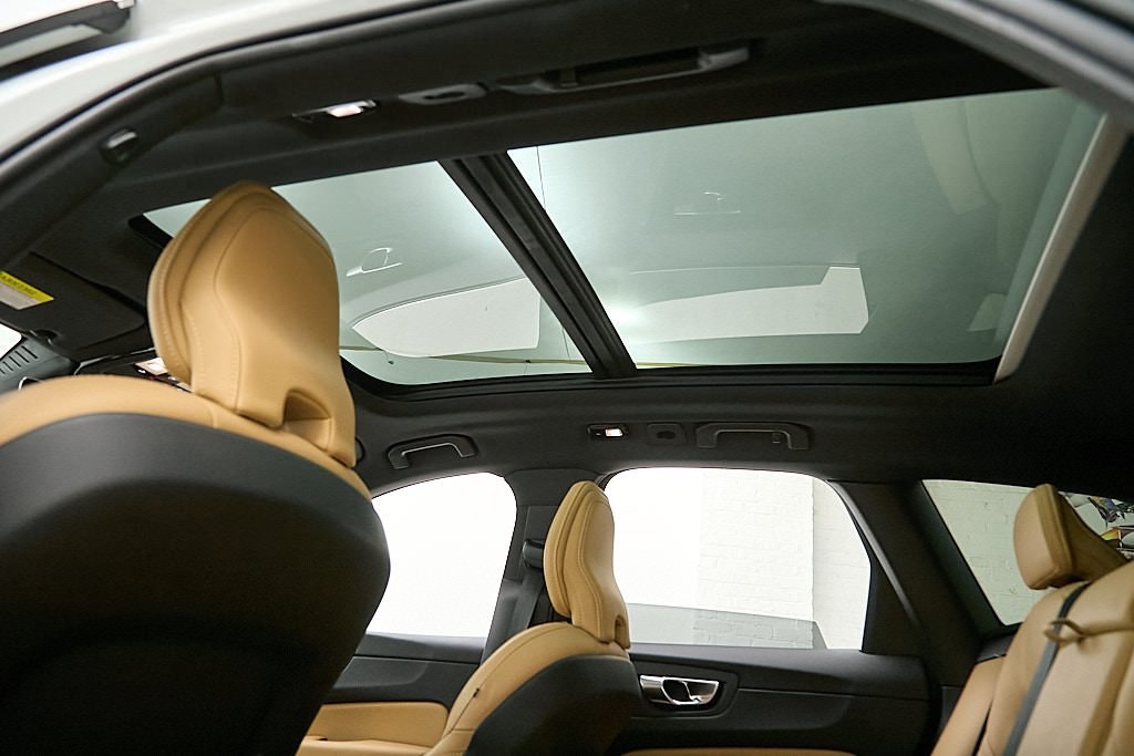 2023 VOLVO XC60 - Image 26