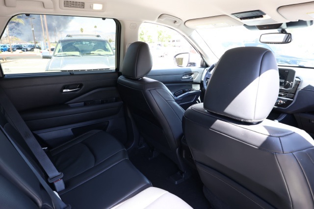 2022 Nissan Pathfinder SL photo 12