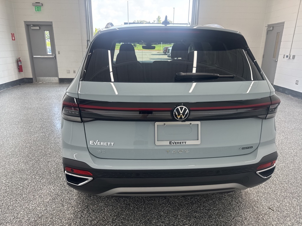 2025 Volkswagen Taos SE photo 3