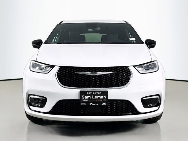 2026 Chrysler Pacifica photo 2